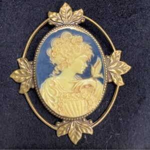 1960s Vintage Lady & Songbird Cameo Brooch/Pendant w/ Gold Leaf Frame